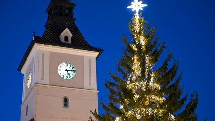 Poster - View of a Christmas tree and the historic town hall in Brasov, Romania