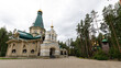 Eine Kirche des Ganina Jama Klosters mit goldenen Kuppeln und goldenen Kreuzen zur Erinnerung der Zarenfamilie Romanow