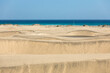 Dünen von Maspalomas mit dem Sandstrand und dem tükisen Meer des Atlantik