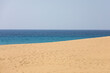 Dünen aus Sand vor dem Meer am Strandufer des Atlantik in den Sanddünen von Maspalomas auf Gran Canaria