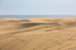 Dünen aus Sand vor dem Meer des Atlantik in den Sanddünen von Maspalomas auf Gran Canaria