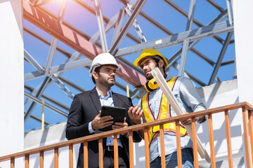 Aufkleber - Architect and engineer foreman discussion for plans for new home and working on a building site,Home inspector reviews documents.