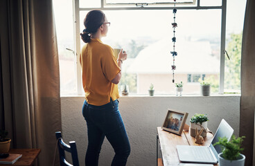 Aufkleber - Thinking of my next business move. Cropped shot of an attractive young businesswoman standing in her home office and looking contemplative while holding a coffee cup.