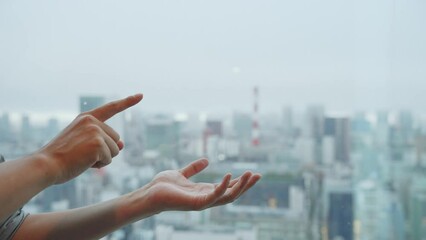 Aufkleber - 都市を背景に手をかざす人物