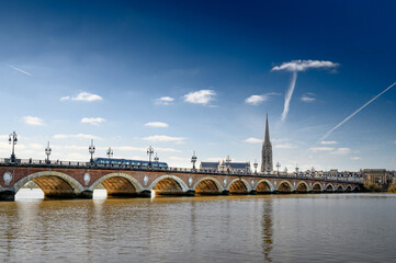 Le pont de pierre de Bordeaux et son tramway