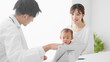 © aijiro - 定期検診を受ける赤ちゃん　医療イメージ