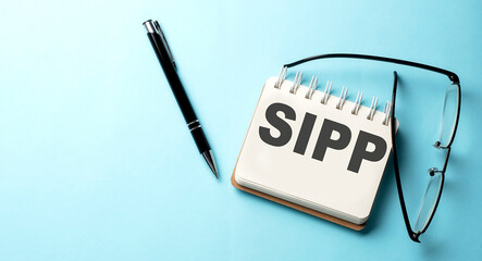 Poster - SIPP text written on a notepad on the blue background