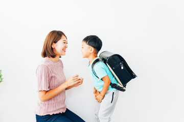 Wall Mural - 家でお母さんと話す小学生の男の子