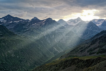  Bergwandern beim ersten Sonnenlicht mit Blick auf die Stubaier Gipfel über dem Windachtal, Alpen, Tirol, Österreich, Europa