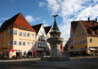 Spaziergang in der mittelalterlichen Stadt Nördlingen im Ries mit Blick auf die historischen Gebäude Kriegerbrunnen am Marktplatz, Schwaben, Bayern, Deutschland,