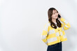 © peach100 - 携帯電話を使う女性