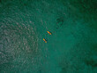 Gelbe Kayaks auf dem Meer