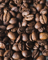 Canvas Print - Closeup shot of a heap of roasted coffee beans