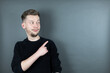 © Alexander - Junger Mann zeigt auf etwas Portrait