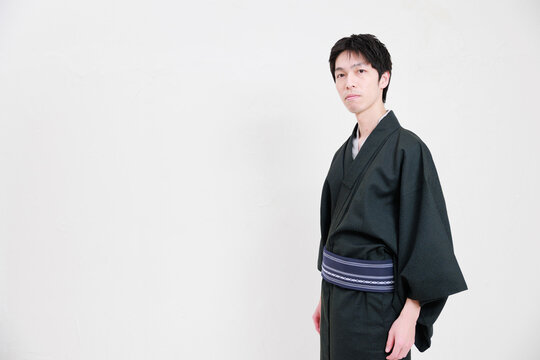 着物を着た日本人男性と白背景
