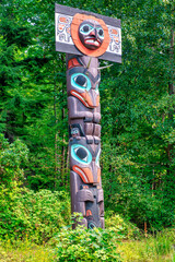 Fototapete - Totem in Stanley Park. Vancouver, Canada.