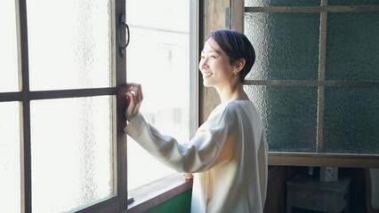 Poster - 窓を開ける女性