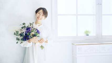 Poster - ブーケを持って微笑む女性