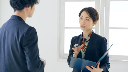 Aufkleber - 会話する男女　ミーティング　インタビュー　取材