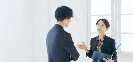 Poster - 会話する男女　ミーティング　インタビュー　取材