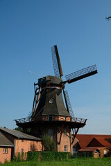 Wall Mural - FU 2020-08-11 Fries T2 1218 Alte Windmühle unter blauem freien Himmel