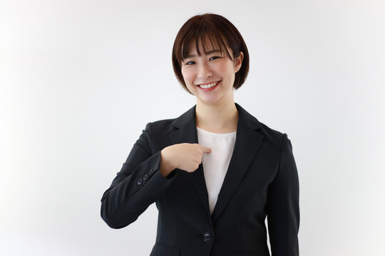 手話を話す女性「私」