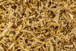 Goldene Späne von Messing Kupfer Legierung aus Metallfertigung als Nahaufnahme Hintergrund