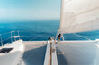 Bug eines segel Katamarans in ruhiger See Vorsegel auf Steuerbord