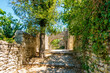 Gasse in der Oberstadt von Vaison-la-Romaine in der Provence