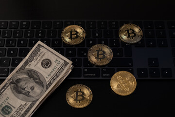 Canvas Print - Golden bitcoins and dollar banknotes on keyboard