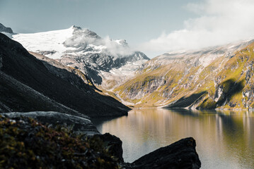 Sticker - Landscape view of a lake surrounded by mountains on a sunny day