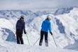 Skigebiet Parsenn, Davos: Zwei Skifahrer kurz vor der nächsten Abfahrt