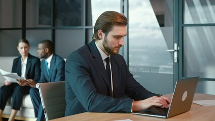 Poster - Working man in a suit with a laptop in the office