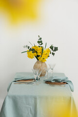 Fotomurales - Concept of romanitic Easter table with flowers