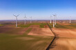 Felder der Landwirtschaft mit Windrädern aus der Luft gesehen