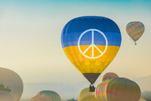 Ein Heißluftballon Startet Seinen Flug Am Frühen Morgen. Auf Dem Ballon Sind Die National Farben Der Ukraine Und Ein Symbol Für Frieden. Botschaft Für Frieden In Der Ukraine.