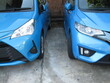 青い二台の車