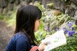 © arc image gallery - 花を観察する女の子