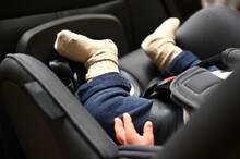 Kind Baby In Einem Autositz Mit Gurt