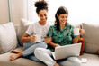 © (JLco) Julia Amaral - Couple scoring some online bargains at home