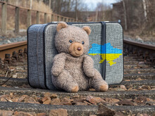 Teddy Mit Koffer Symbolisch Auf Der Flucht