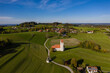 Luftaufnahme Kirche, Dorf und Landschaft am Chiemsee / Chiemgau in Bayern, Deutschland