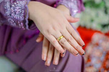 Canvas Print - Closeup of a hand with a wedding ring