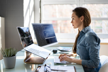 Fototapete - Programmer Woman Coding