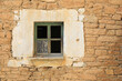 ventana de madera vieja verde sin cristales en una pared de piedra pueblo rural 4M0A3249-as22