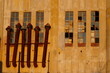 Zardzewiałe kanały wentylacyjne na murze zabytkowej fabryki w Białogardzie