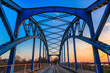 Historische blaue Stahlbrücke am Hafen in Duisburg Ruhrort