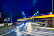 Nacht auf einer Brücke in Duisburg Ruhrort mit Lichtspuren vom Straßenverkehr