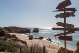 Fototapeta  - panneaux indicateurs sur la plage d'Albufeira (Portugal)