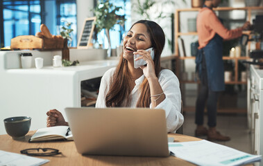 Aufkleber - Be the kind of person people love working with. Shot of a businesswoman talking on her cellphone while working from a cafe.